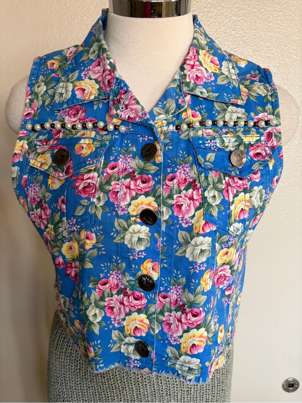 Vintage Floral Button-Front Cropped Sleeveless Top - Blue